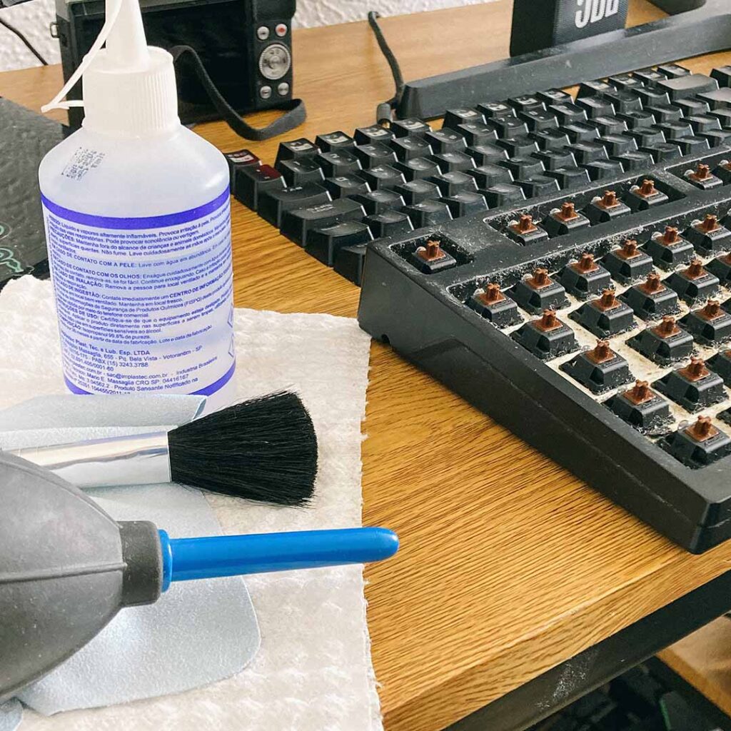 Cleaning a computer mechanical keyboard with cleaning solution